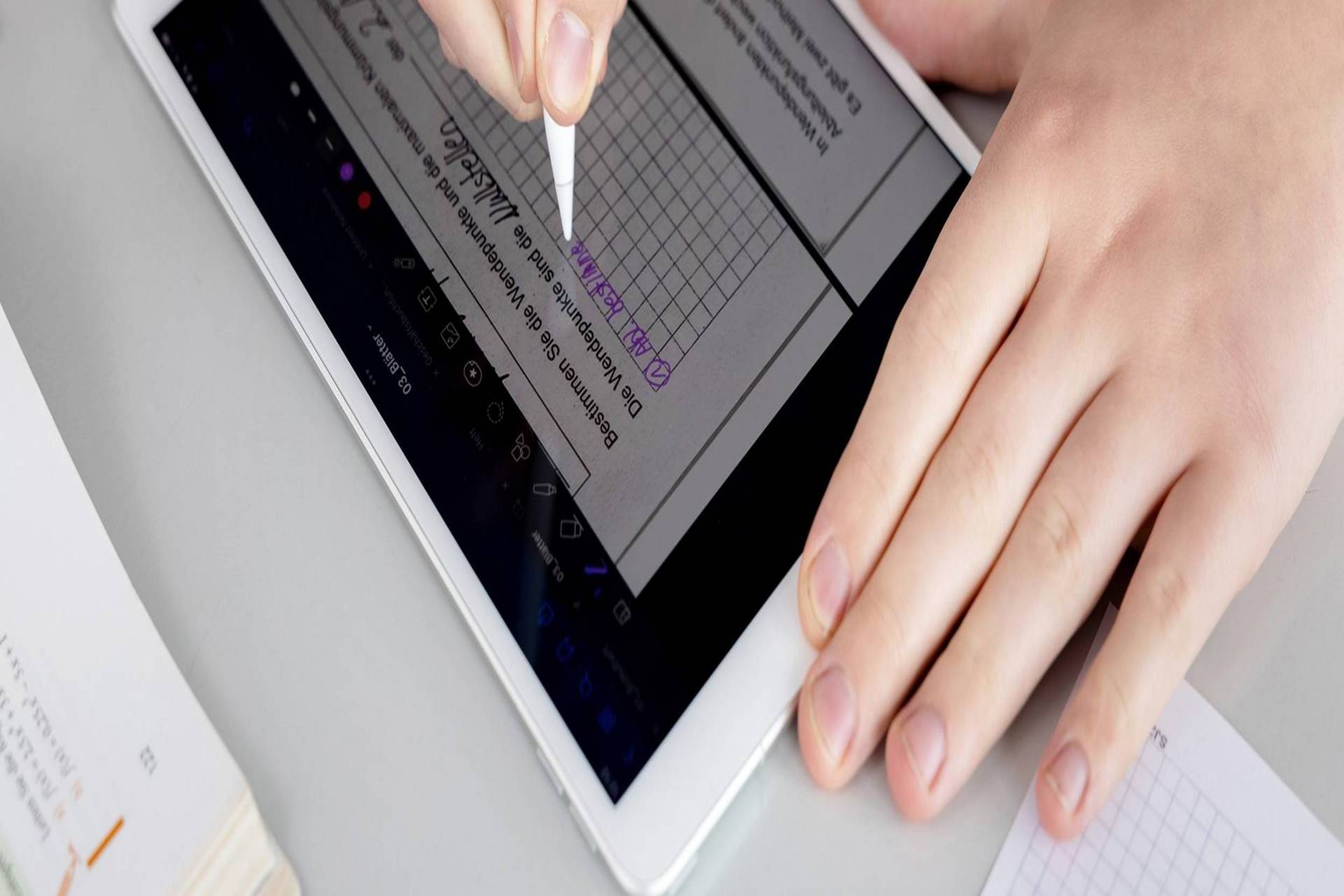 Schülerin schreibt auf Tablet