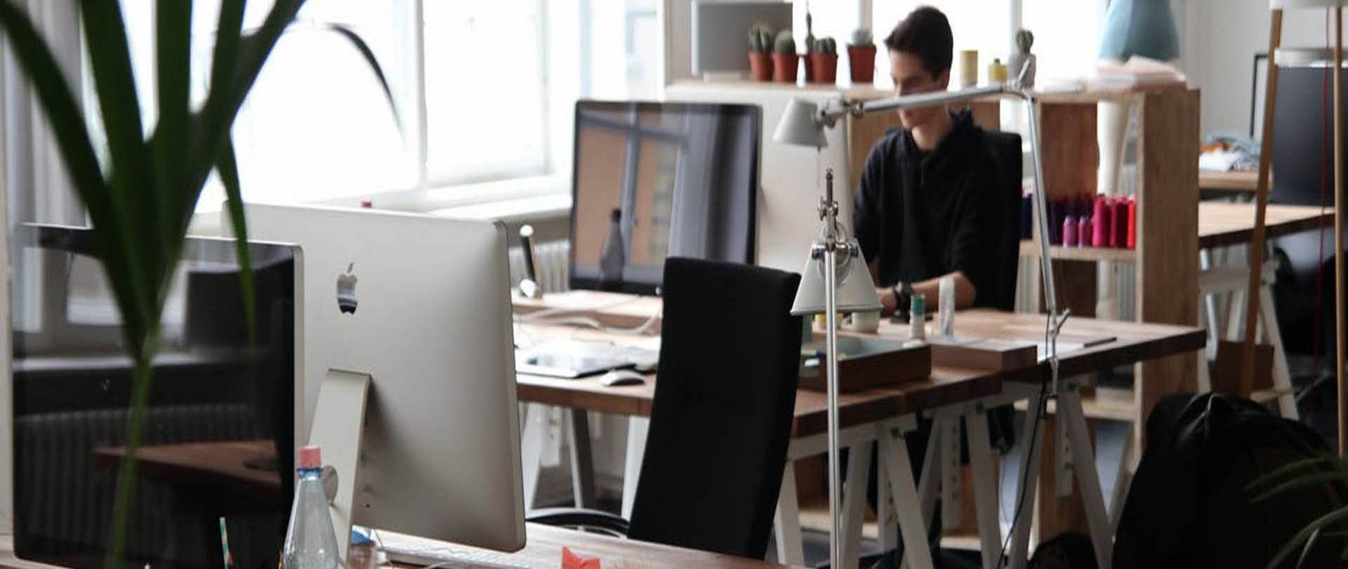 Junge beim Praktikum in einem Büro
